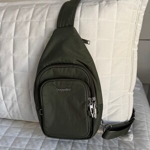 Baggallini Womens Securtex Anti-theft Daytripper Sling